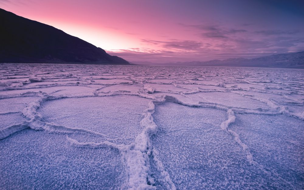 Обои для рабочего стола Солончаки на фоне заката (USA / США, California / Калифорния, Death Valley National Park / Национальный парк Долина Смерти)