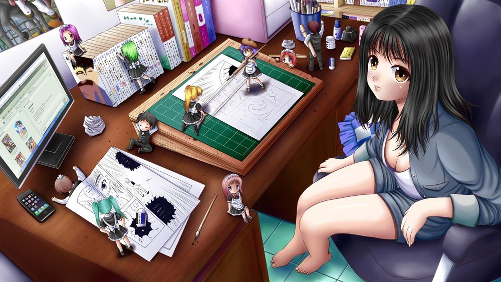 Обои для рабочего стола Анимешная девушка сидит за столом, на котором стоит компьютер и бегают чибики, помогающие ей рисовать мангу