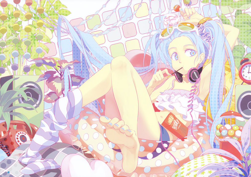 Обои для рабочего стола Vocaloid Hatsune Miku / Вокалоид Хатсуне Мику с солнечными очками на голове, наушниками на шее и леденцом в руке, сидит в надувном круге, среди комнатных растений, колонок, телефона и будильника, и ест шоколадные палочки Pocky