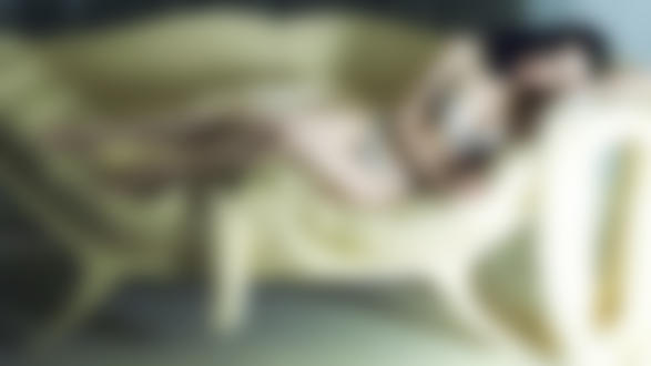 Обои на рабочий стол Dita Von Teese / Дита фон Тиз в белом белье лежит на бежевом диване, смотря прямо в объектив