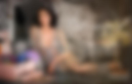 Обои на рабочий стол Обложка журнала Dita Von Teese - InStyle / В гостях у Диты фон Тиз, на которой Дита фон Тиз / Dita Von Teese в прозрачном серебристом платье, сидит у коробки с украшениями