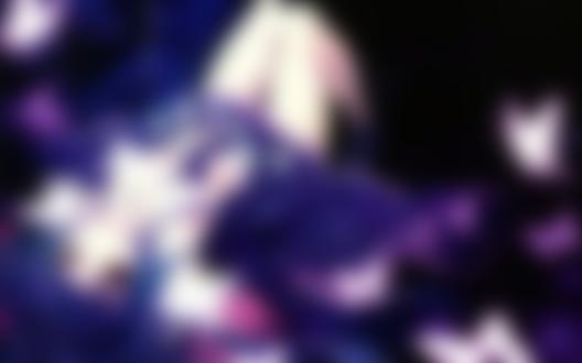 Обои на рабочий стол Kuroyukihime / Куроюкихимэ / Принцесса Черноснежка (Black Lotus / Черный лотос) лежит на синем фоне, вокруг летают бабочки из аниме Accel World / Ускоренный Мир