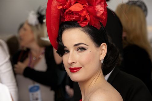 Обои на рабочий стол Dita Von Teese / Дита фон Тиз с красной шапочкой на голове нежно улыбается