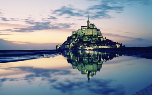Обои на рабочий стол Старинный замок на острове Мон-Сен-Мишель, Франция / Mont Saint-Michel, France отражается в водах бухты на фоне облаков