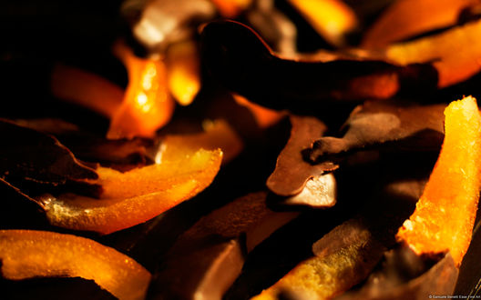 Обои на рабочий стол Кусочки шоколада с корочкой апельсина (Orange & Chocolate / Оранжевый и Шоколадный)