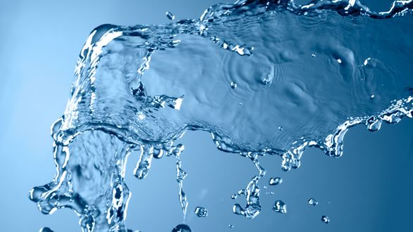 Обои на рабочий стол Брызги воды на нежно-голубом фоне