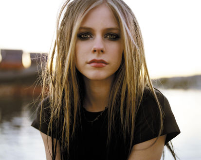 Обои на рабочий стол Певица Avril Lavigne / Аврил Лавин, портрет на фоне воды