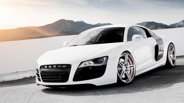 Обои на рабочий стол Белое авто Audi R8 / Ауди R8 стоит у воды, на фоне гор и неба