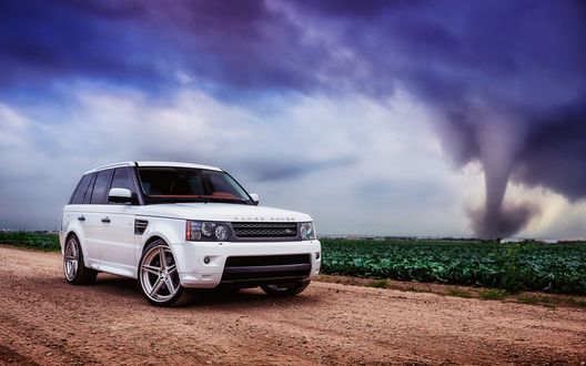 Обои на рабочий стол Белое авто Range Rover Sport / Рендж Ровер Спорт на фоне урагана и поля
