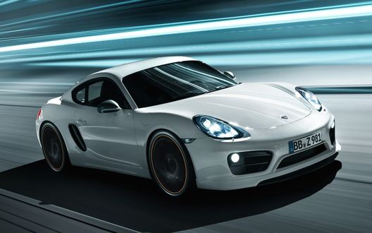 Обои на рабочий стол Белое авто Porsche Cayman 2013 / Порш Кайман 2013 едет по дороге
