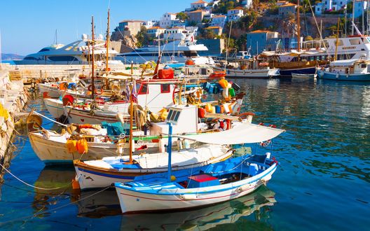 Обои на рабочий стол Пирс с цветастыми лодками в Санторини, Греция / Santorini, Greece