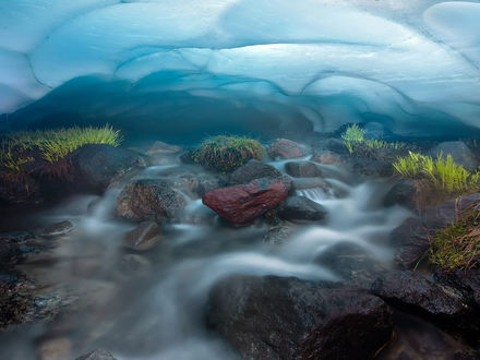 Обои на рабочий стол Горный ручей несет свои студеные воды в ледяной пещере цепи гор Три Сестры / The Three Sisters в штате Орегон, США / Oregon, USA