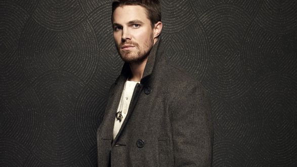 Обои на рабочий стол Актер Stephen Amell / Стивен Амелл в пальто