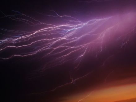 Обои на рабочий стол Молнии в грозовом небе