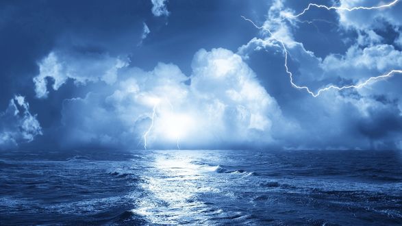 Обои на рабочий стол Гроза над морем