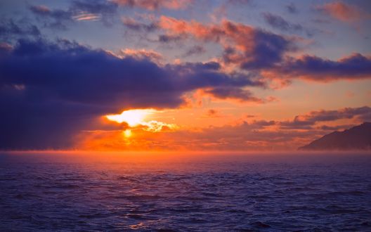 Обои на рабочий стол Море покрытое туманом на рассвете