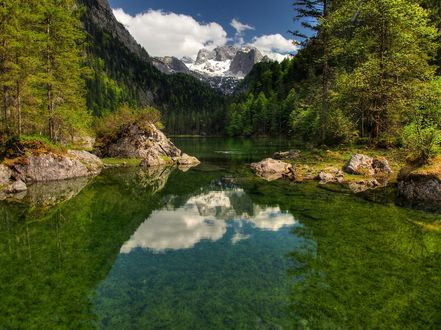 Обои на рабочий стол Озеро среди гор и леса