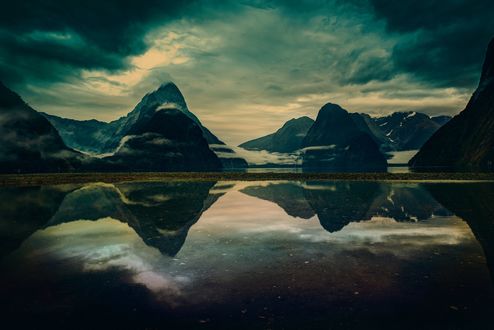 Обои на рабочий стол Пасмурное небо отражается в горном озере, фотограф Trey Ratcliff