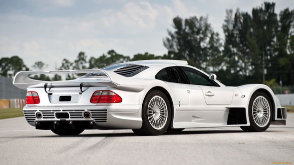 Обои на рабочий стол Автомобиль Mercedes-Benz CLK GTR AMG / Мерседес-Бенц СиЭлКей ДжиТиАр ЭйЭмДЖи белого цвета