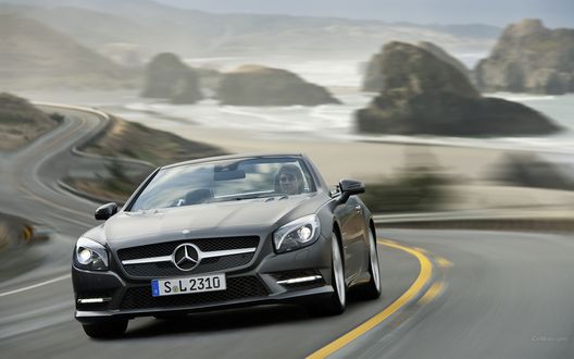 Обои на рабочий стол Автомобиль Mercedes-Benz SL 500 / Мерседес-Бенц ЭсЭл 500 едет по извилистой дороге