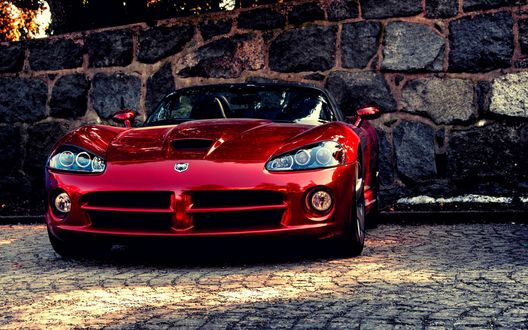 Обои на рабочий стол Автомобиль Dodge Viper / Додж Вайпер красного цвета на фоне каменной стены