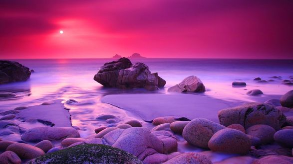 Обои на рабочий стол Вид на фиолетовое море и сиреневый закат с каменистого  берега, обои для рабочего стола, скачать обои, обои бесплатно
