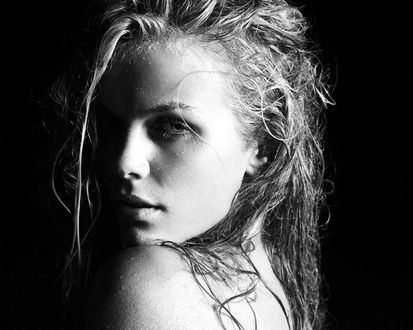 Обои на рабочий стол Актриса и модель Бруклин Декер / Brooklyn Decker с мокрыми волосами