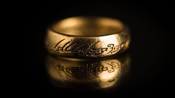 Обои на рабочий стол Кольцо из фильма The Lord of the Rings / Властелин колец на черном фоне