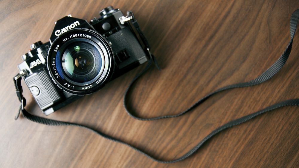 Обои для рабочего стола Фотоаппарат Кэнон / Canon на полу