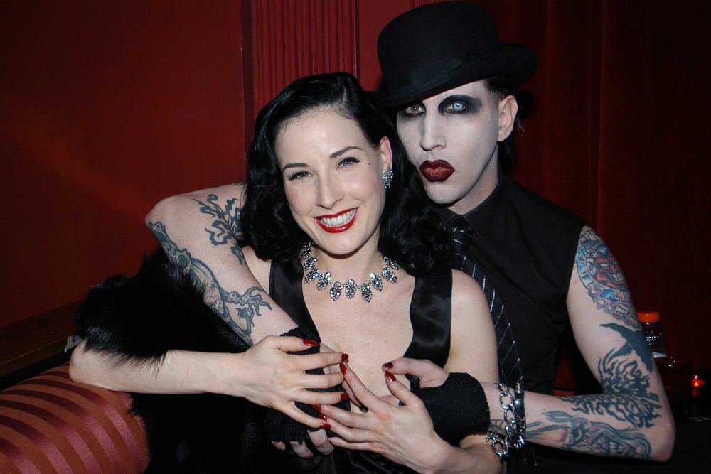 Обои для рабочего стола Marilyn Manson / Мэрли Менсон держит Диту фон Тиз / Dita Von Teese за грудь