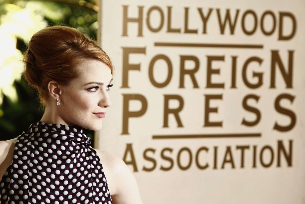 Обои для рабочего стола Американская актриса и певица Evan Rachel Wood / Эван Рэйчел Вуд в платье в горошек смотрит в сторону (Hollywood Foreign Press Association / Ассоциация иностранной прессы Голливуда)