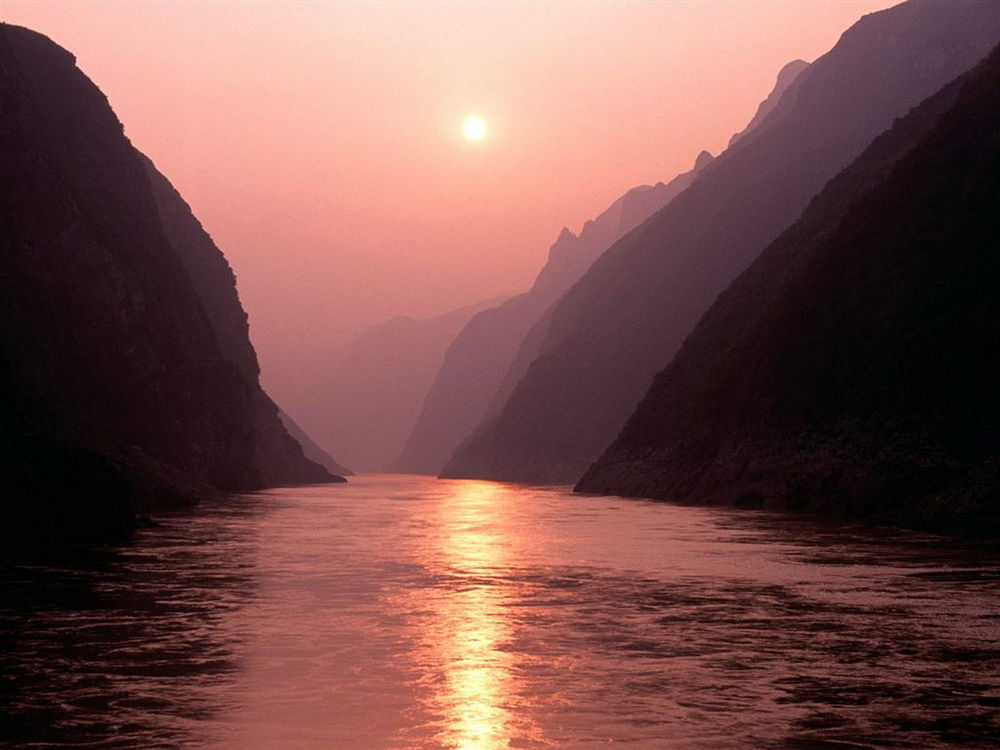 Обои для рабочего стола Задумчивые воды Yangtze River, China / реки Янцзы, Китай, медленно текущей между высоких гор