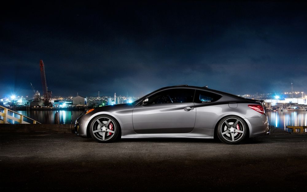 Обои для рабочего стола Спортивная машина Infiniti G37 Coupe / Инфинити Джи 37 Купе стоит у реки на фоне ночного города и неба