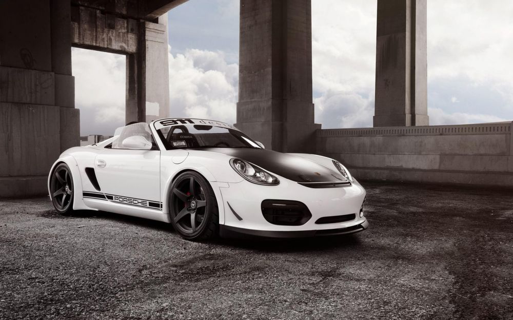 Обои для рабочего стола Белый автомобиль Porsche Boxster Spyder стоит в здании