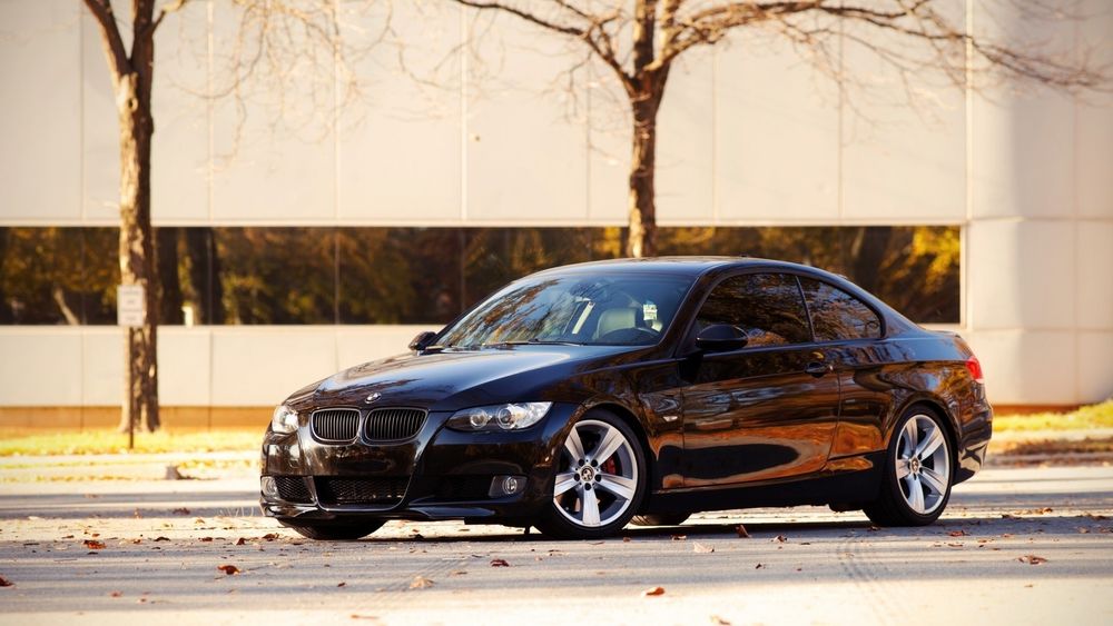 Обои для рабочего стола Черное BMW 335i / БМВ 335i стоит на дороге у дома