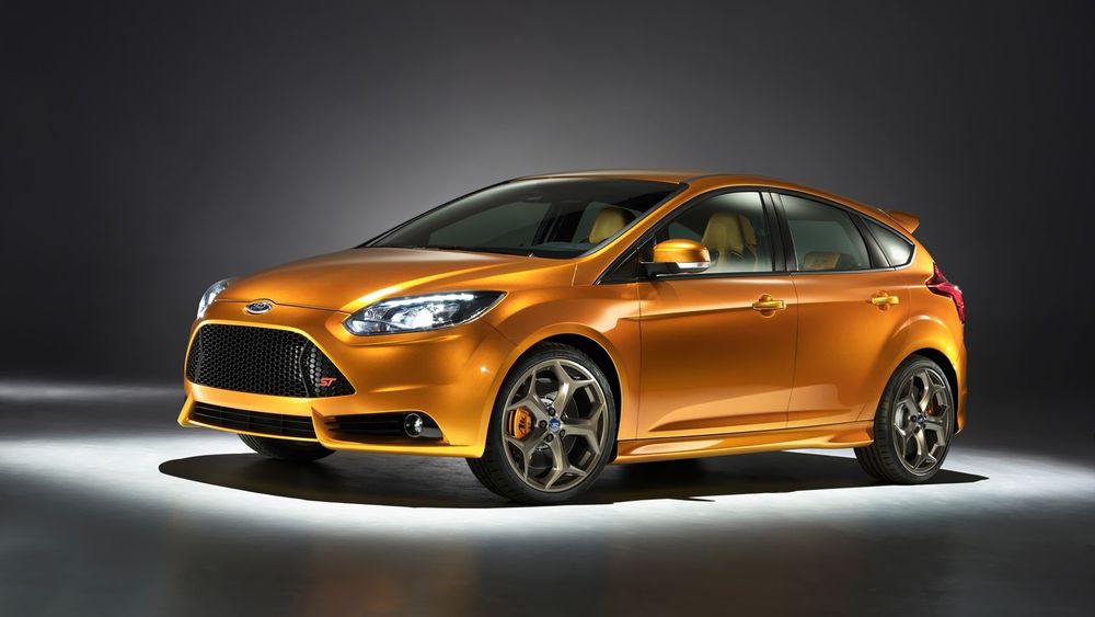 Обои для рабочего стола Оранжевый автомобиль Ford Focus ST / Форд Фокус СТ