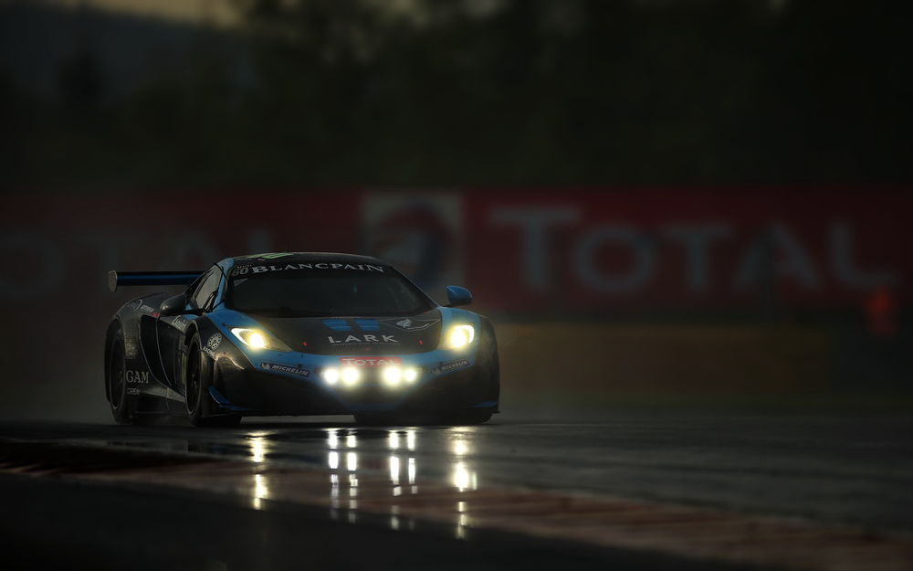 Обои для рабочего стола Спортивное авто Mclaren mp4 -12c / Макларен mp4 - 12с включенными фарами