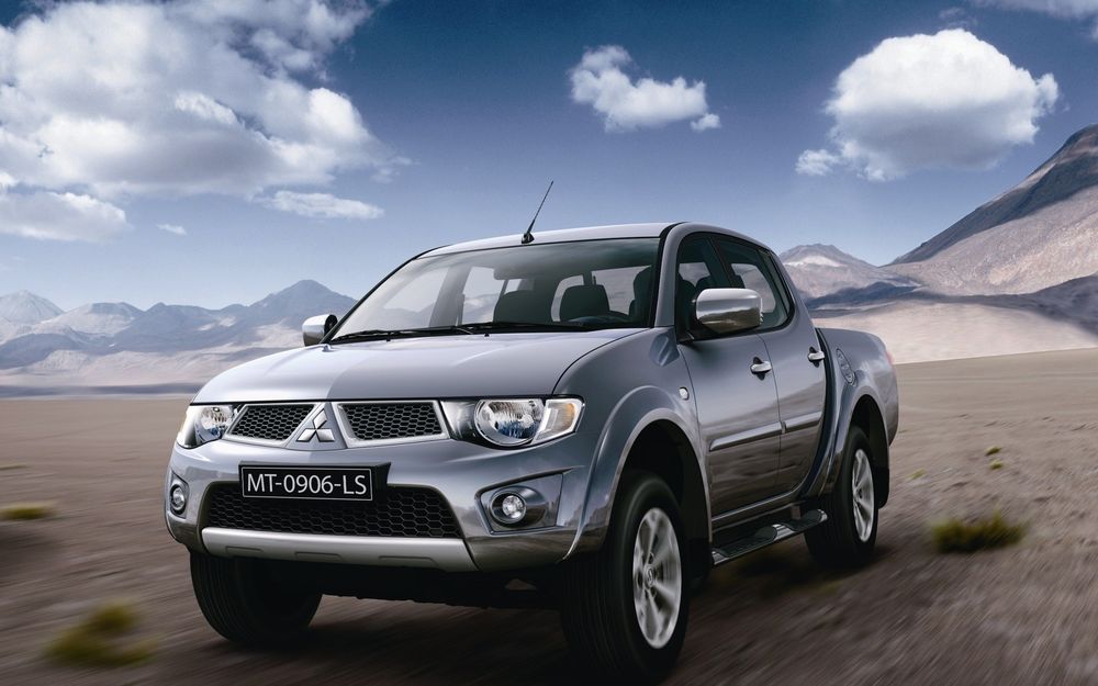 Обои для рабочего стола Автомобиль Mitsubishi L200 / Мицубиси Л200 на фоне гор и неба