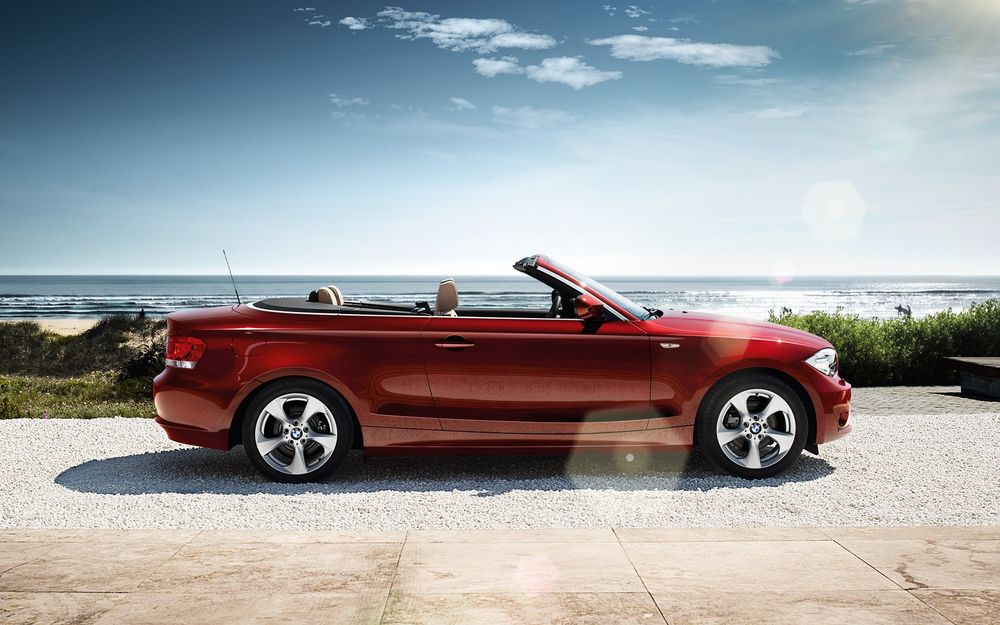 Обои для рабочего стола Красный BMW 1 Cabrio / БМВ 1 Кабриолет на пляже, на фоне неба и моря