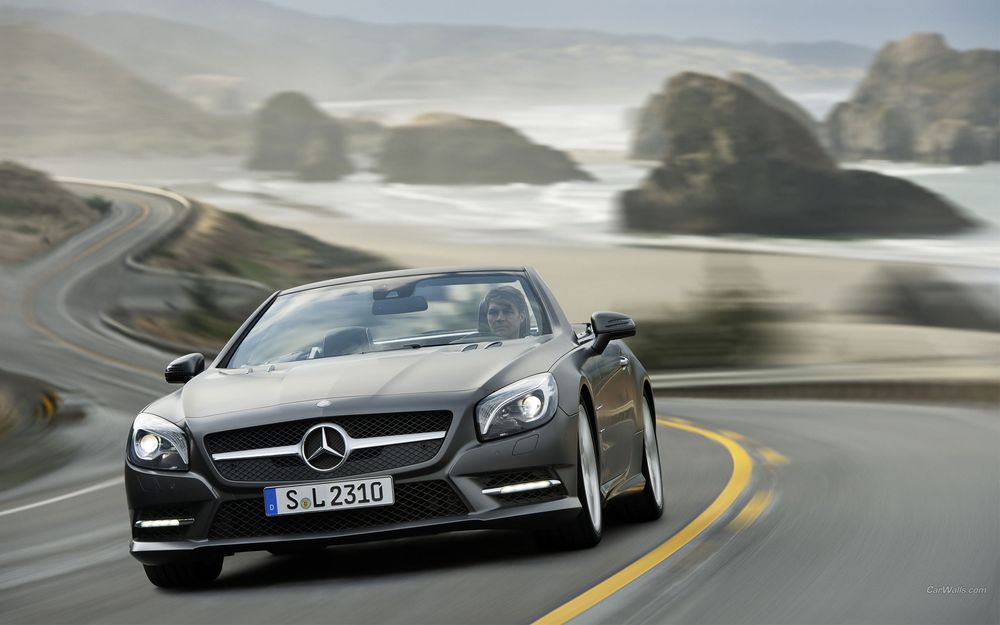 Обои для рабочего стола Автомобиль Mercedes-Benz SL 500 / Мерседес-Бенц ЭсЭл 500 едет по извилистой дороге