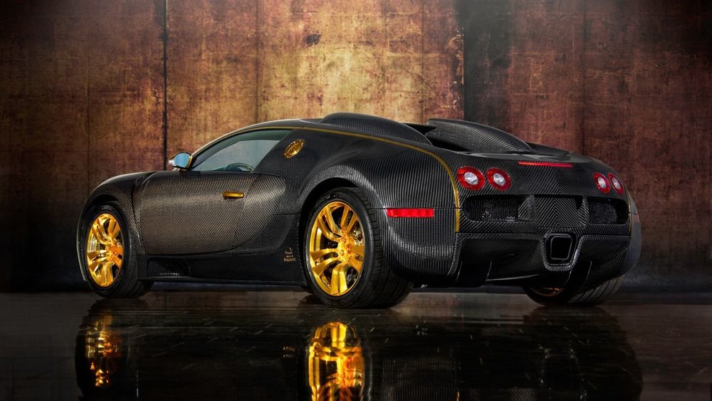Обои для рабочего стола Автомобиль Bugatti Veyron Linea Vincero dOro / Автомобиль Бугатти Вейрон Линеа дОро в с золотым тюнингом, обтянутый карбоновой пленкой