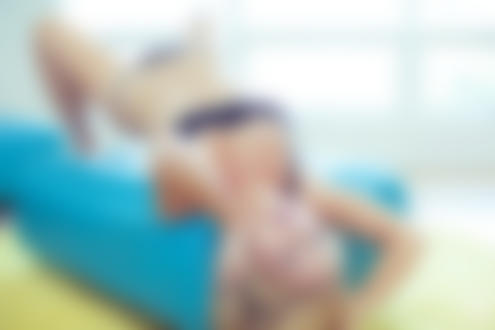 Обои на рабочий стол Фотомодель Тэнси Мари / Tancy Marie лежит на спине в черном нижнем белье