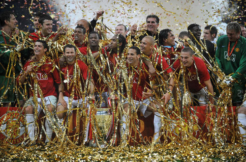 Обои на рабочий стол Футбольная команда Манчестер Юнайтед / Manchester United в золотом серпантине во время финала лиги чемпионов, 2008 (Cristiano Ronaldo, Gigs, Evra, Anderson, Vidic, Ferdinand, Tevez, Van der Sar, Karick, Scholes, Rooney)