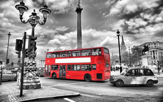 Обои на рабочий стол Красный автобус на улицах Лондона, Англия / London, England
