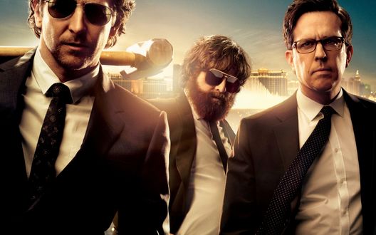 Обои на рабочий стол Брэдли Купер / Bradley Cooper, Зак Галифианакис / Zach Galifianakis и Эд Хелмс / Ed Helms на обложке афиш к новому фильму Мальчишник 3 / The Hangover Part 3