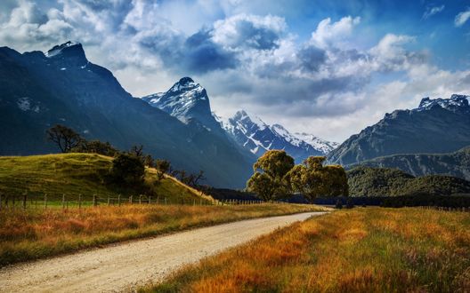 Обои на рабочий стол Дорога на фоне снежных гор, Новая Зеландия / New Zealand
