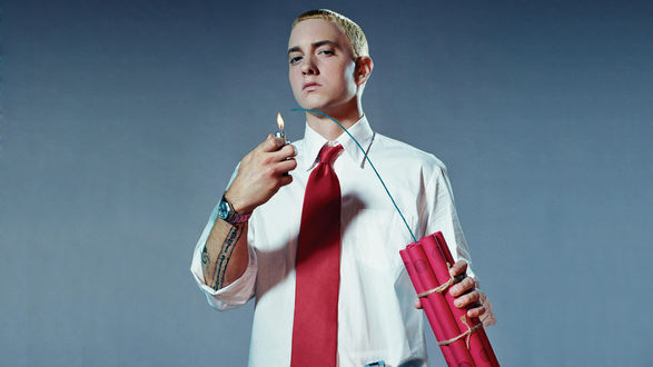 Обои на рабочий стол Американский рэпер Маршалл Брюс Мэтерс III / Marshall Bruce Mathers III более известный под своим сценическим псевдонимам Эминем / Eminem хочет поджечь взрывчатку