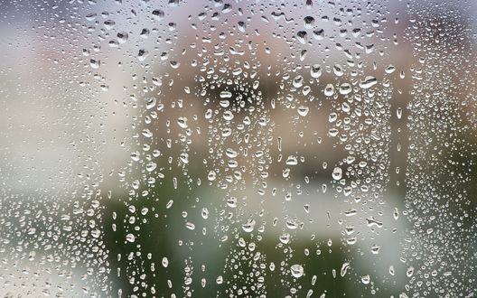 Обои на рабочий стол Капли воды на стеле