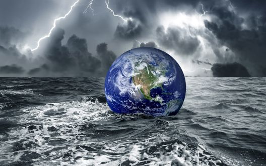Обои на рабочий стол Земной шар на поверхности воды под сверкающей молнией на небе