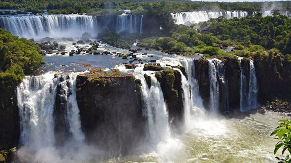 Обои на рабочий стол Cataratas do Iguaзu / Водопады Игуасу — комплекс водопадов на реке Игуасу, расположенный на границе Бразилии и Аргентины